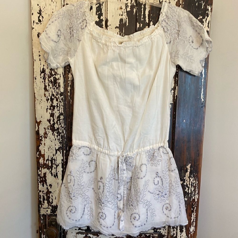 - Women’s Guess darling scalloped white dress. Size Small/3